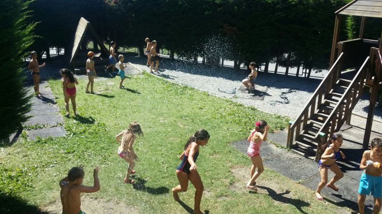 Bambini che giocano in un centro estivo di vacanza